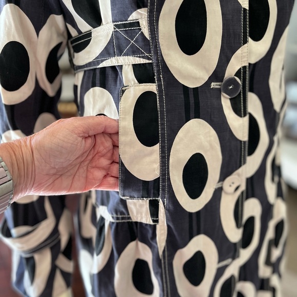 *DONATED*   SOLD Original and detailed trench coat in cream and black. Size S/M. - Picture 4 of 15